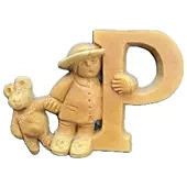Alfabet met hoge weerstand. Letter: P gemaakt van hars met aan de linkerkant een meisje met een teddybeer.