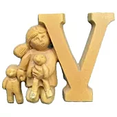 Alfabet met hoge weerstand. Letter: V gemaakt van hars met meisje en 2 poppen op de linkermarge