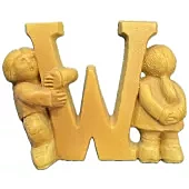 Alfabet met hoge weerstand. Letter: W gemaakt van hars met jongen links en meisje rechts