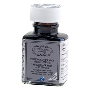 Le vernis de gravure noir satiné Lamour Charbonnel est un produit utilisé dans les techniques de gravure. Ici vous avez des informations sur ses principales caractéristiques:

Application : Le vernis décapant noir satiné Lamour Charbonnel s'applique à f