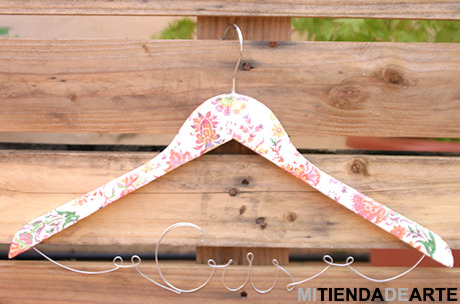 Percha decorada con decoupage
